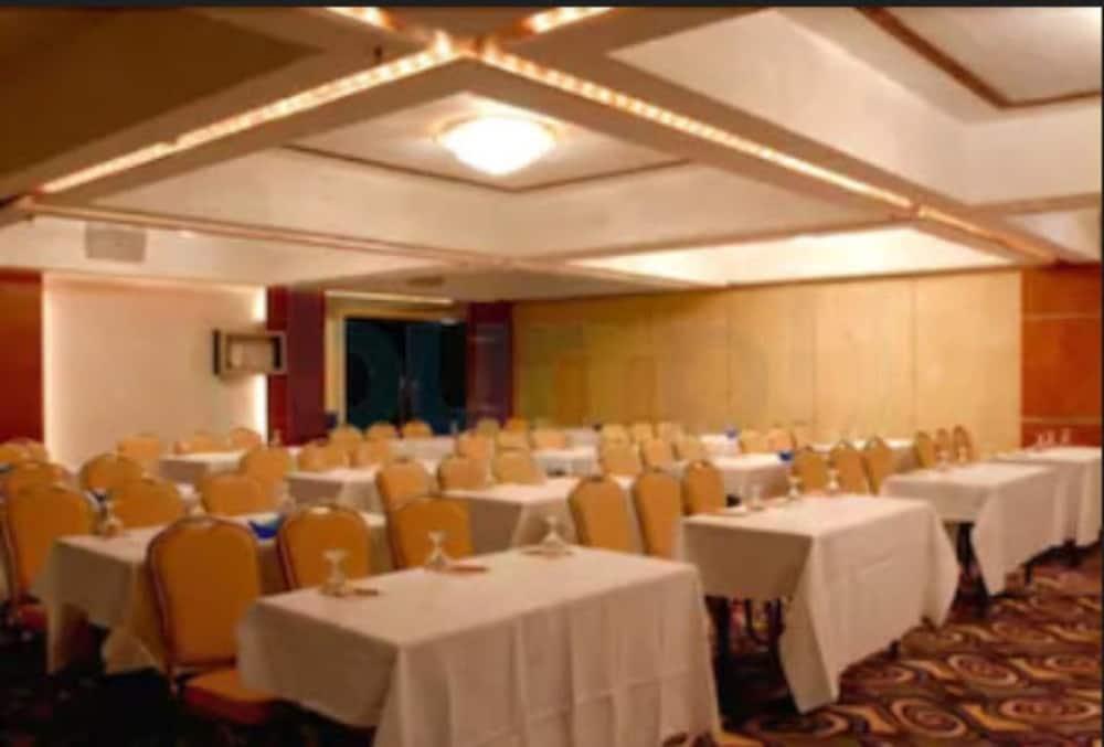 Hotel Peninsula Grand Bombay Esterno foto